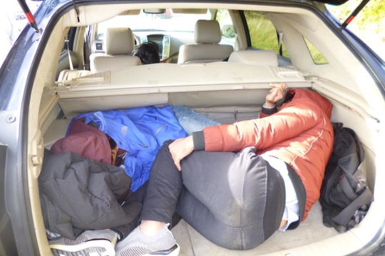 Du Kalvarijos pasieniečių sulaikyti latviai gabeno 12 nelegalių migrantų