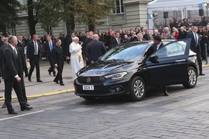 Paaiškėjo, kam atiteko popiežiaus Lietuvoje naudotas „Fiat“ automobilis