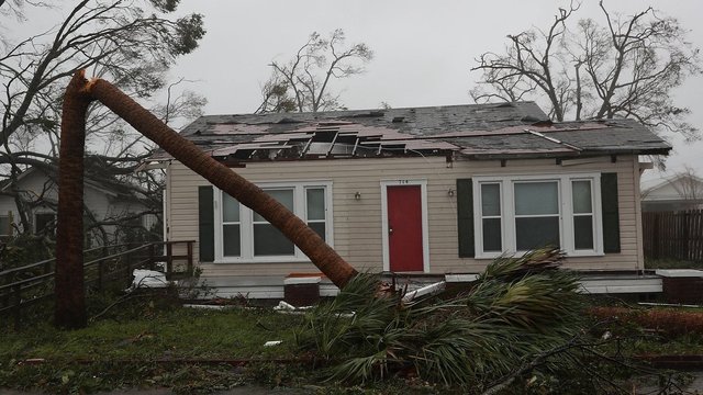 Amerikiečiai dalijasi uragano sukeltu šiurpu: namai lūžo lyg dantų krapštukai