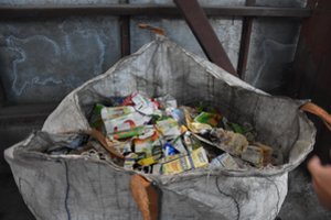 Pakuotėse – varškė ir dešrelės. Teks sukti galvą, kaip nukreipti plastiko eismą ratu