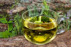 Vaistininkė įspėjo: žolelių arbata ne tik gydo, bet ir gali pakenkti