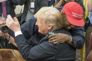 Su reperiu Kanye pietausiantis D. Trumpas sieks juodaodžių rinkėjų palaikymo