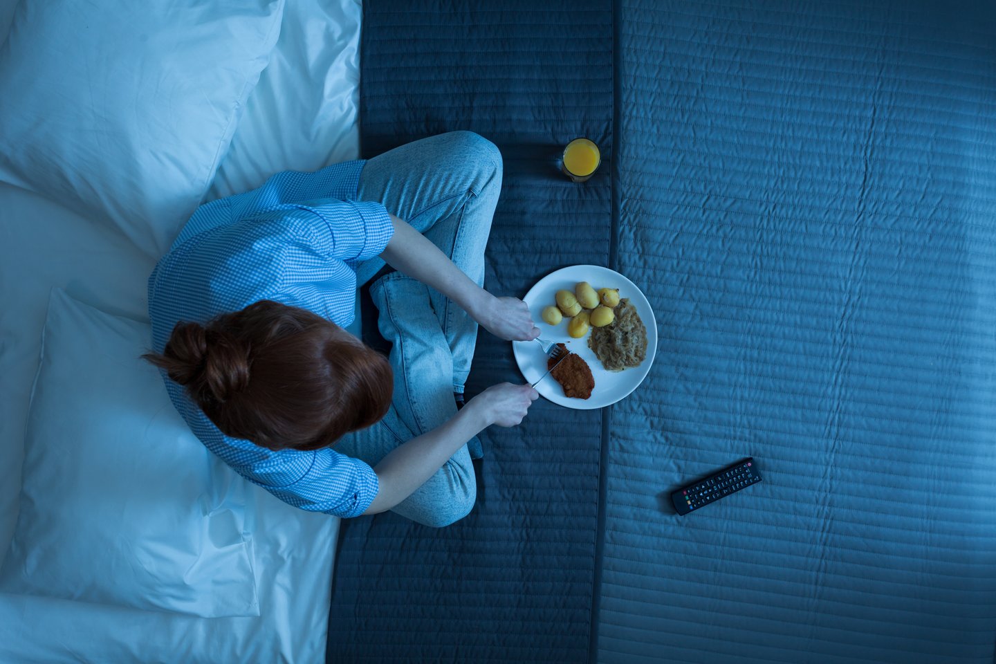 Viena dažniausių pepsino pakilimo iki gerklės priežasčių – valgymas prieš miegą.<br> 123rf nuotr. 
