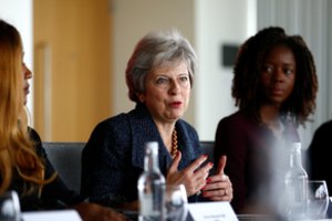 Londone bręsta sukilimas dėl premjerės nuolaidų „Brexit“ klausimais