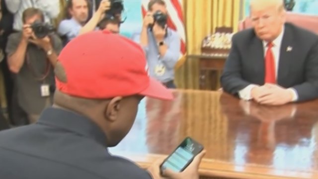 Donaldas Trumpas nesulaikė juoko – Kanye Westas parodė, ką turi telefone