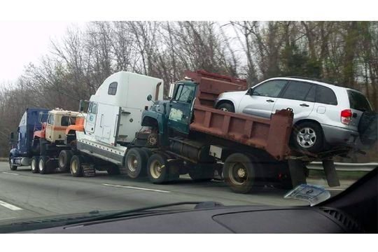 Užfiksavo neįtikėtiną vaizdą kelyje: sunkvežimių traukinys su „vyšnia“ pabaigoje