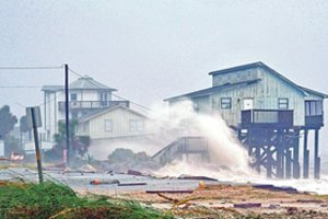 JAV gelbėtojai ieško per uraganą išgyvenusių žmonių, aukų skaičius išaugo iki 11