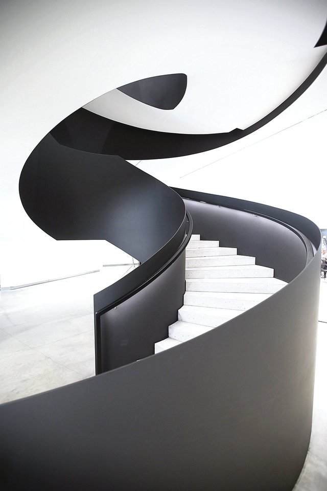 Pagrindiniai muziejaus laiptai primena DNR spiralę.<br> R.Danisevičiaus nuotr.