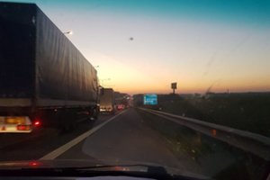 Spūstis autostradoje Vilnius-Kaunas tęsėsi iki vėlumos, įstrigo šimtai vairuotojų