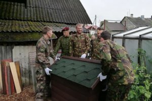 NATO kariai Švenčionių rajone ėmėsi remonto ir padėjo senukams