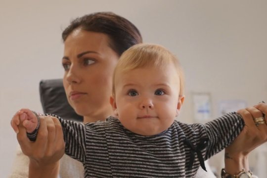 Paaiškino, kaip liežuvio pasaitėlis gali kliudyti ir žindymui, ir kalbos raidai