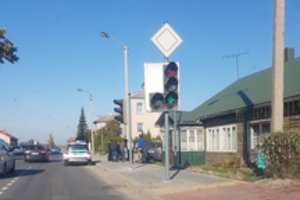 Neįprasta avarija: po smūgio „Toyota“ įlėkė į Garliavos gyventojo kiemą