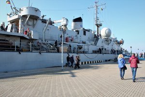 Klaipėdos uoste po pratybų viešinčią NATO karo laivų flotilę apgulė smalsuoliai