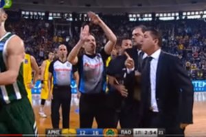 Jokių nuolaidų rėksniams: Graikijoje 7-ąją min. iš aikštės išvaryti abiejų komandų treneriai