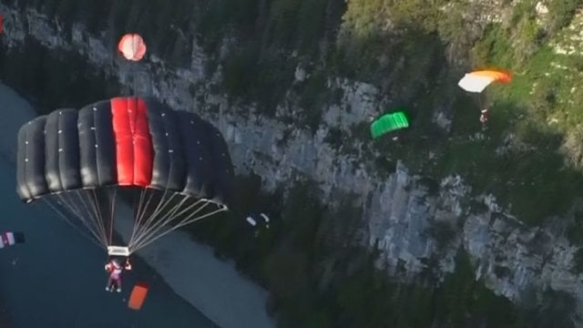 Neeilinė diena Sočyje: parašiutininkai šoka į tarpeklį