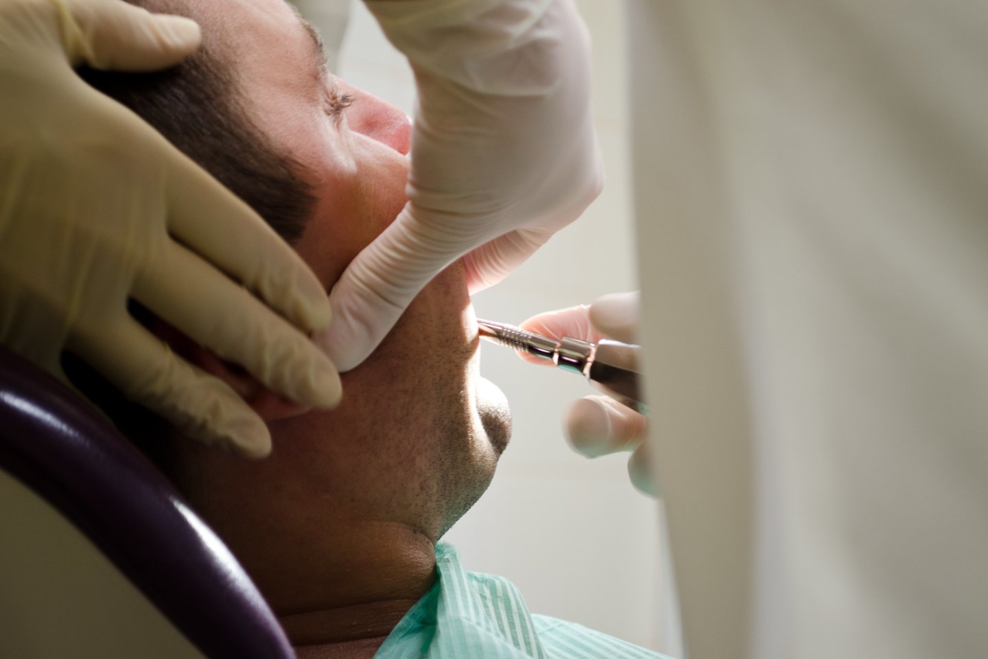 Odontologai dirba su pacientais.