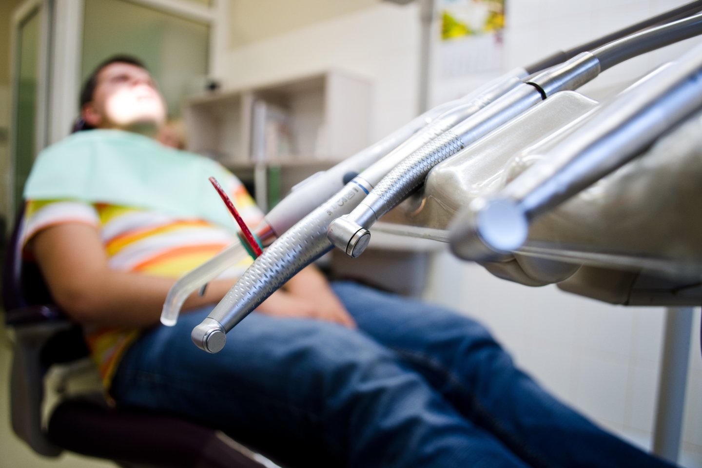 Odontologai dirba su pacientais.
