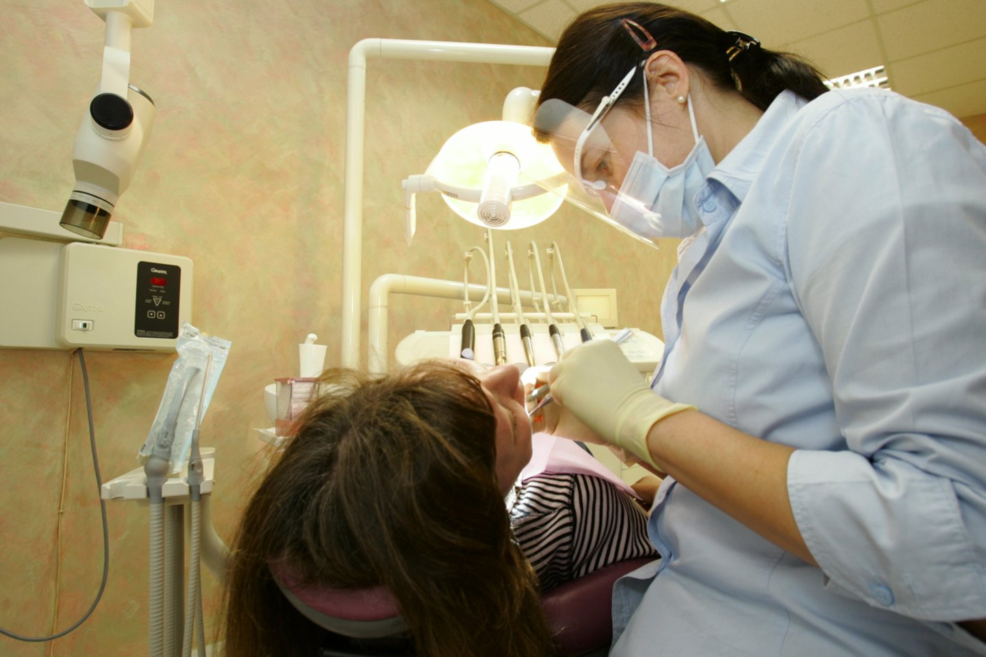 Odontologai dirba su pacientais.<br>V.Ščiavinsko nuotr.