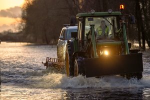 Rusnės estakados statybos: darbai įsibėgėjo, bet prasidėjus potvyniui nežinotų, ką daryti