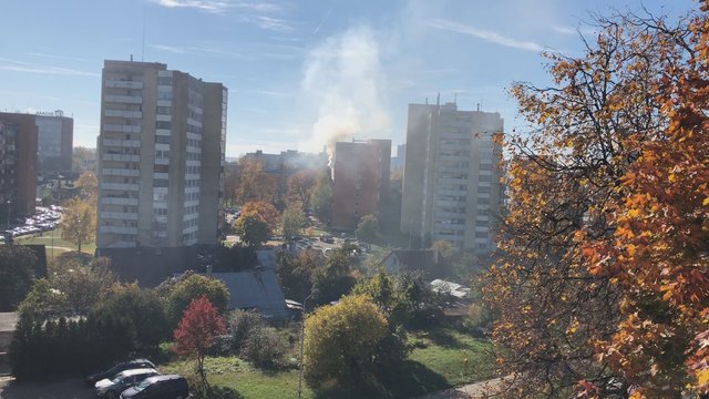 Nufilmavo gaisrą Vilniuje: vyrui teko iš 5 aukšto lipti į gretimą balkoną