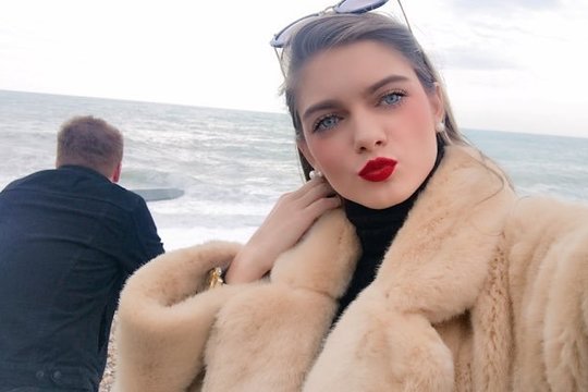 Su „vergu“ išsiskyrusi skandalingoji Emma Hulse šildosi 10 metų vyresnio mokslų daktaro glėbyje