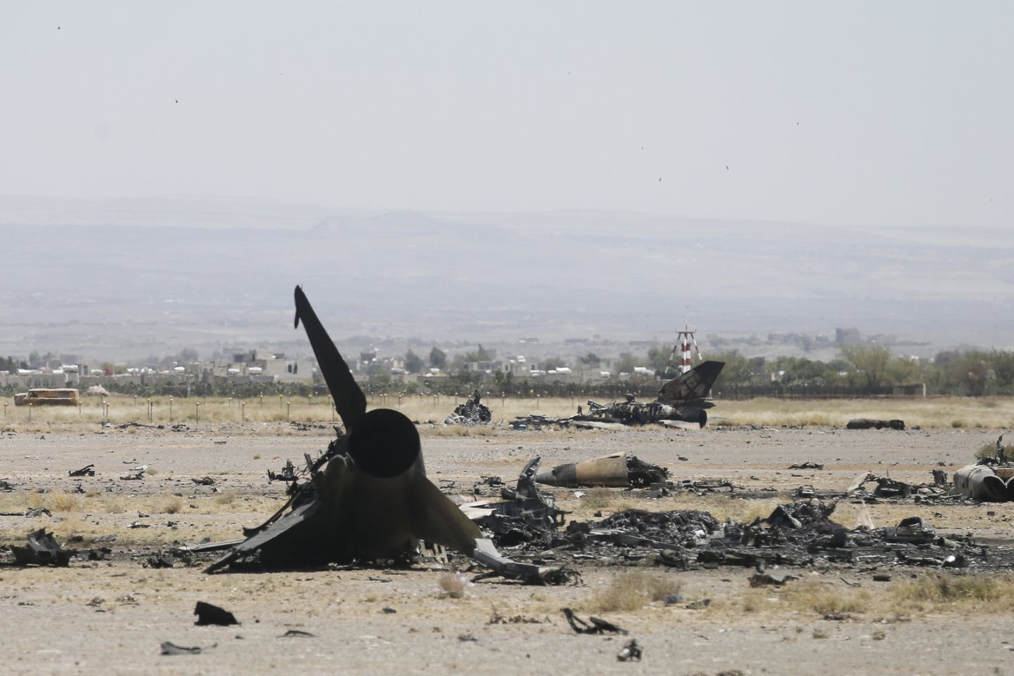  Saudo Arabijos šiaurės vakaruose mokomojo skrydžio metu sudužo karalystės karinių oro pajėgų mokomasis lėktuvas ir žuvo jo įgula, antradienį pranešė Gynybos ministerija.<br> Reuters/Scanpix nuotr.