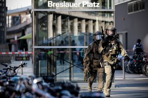 Policija: Kelno stotyje įkaitę paėmęs asmuo galėjo turėti teroristinių motyvų