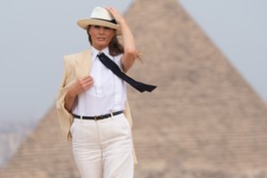 Reperio klipe Melania Trump nusimetė visus drabužius ir sušoko striptizą