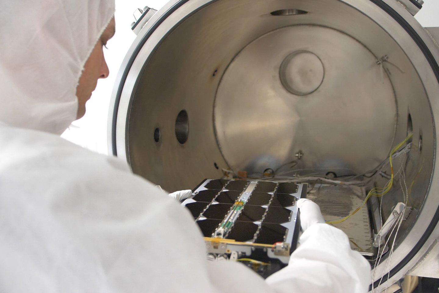 Kosmoso technologijų įmonė „NanoAvionics“ užsiima naujos kartos nanopalydovų bei jų subsistemų gamyba ir integracija.
