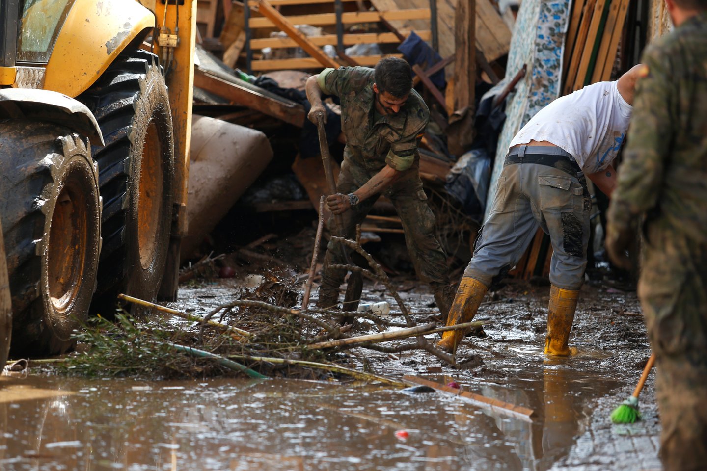  Ispanų gelbėtojams radus per potvynius Maljorkoje dingusio penkerių metų vaiko kūną, šių staigių potvynių aukų skaičius padidėjo iki 13.<br> Reuters/Scanpix nuotr. 