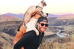 Pora tikina: jų katinas savo motina pasirinko šunį