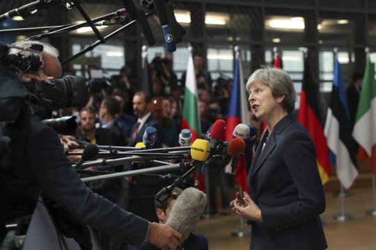 Th. May patvirtino esanti atvira siūlymui pratęsti pereinamąjį laikotarpį po „Brexit“