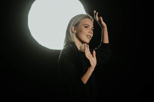 Naujas Monikos Linkytės vaizdo klipas žiūrovus perkelia į kosmosą