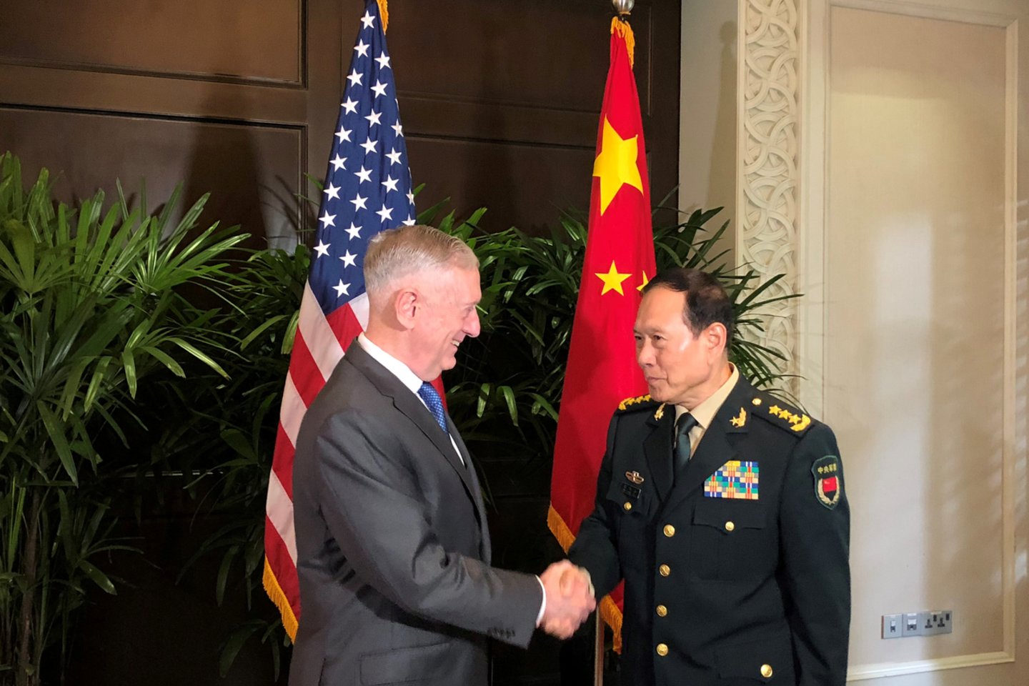  JAV gynybos sekretorius Jamesas Mattisas ketvirtadienį susitiko su Kinijos gynybos ministru generolu Wei Fenghe.  <br> Reuters/Scanpix nuotr.