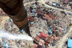 Indonezijoje ant sugriautų rajonų barstomos dezinfekuojančios medžiagos