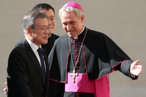 Pietų Korėjos prezidentas perdavė popiežiui Šiaurės Korėjos lyderio kvietimą