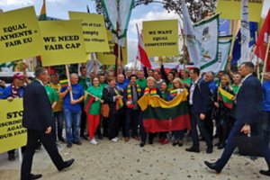 Ūkininkai Briuselyje šėlioja be estų: „Bet mūsų čia daug“