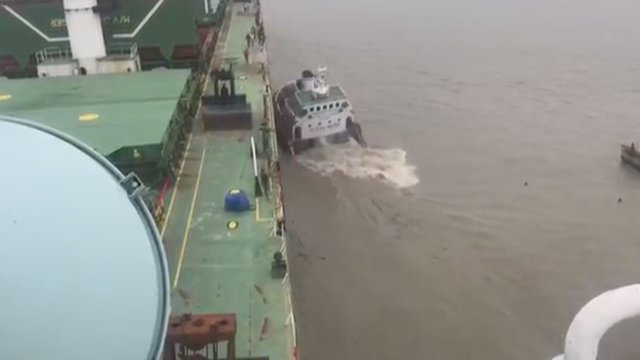 Siaubingas vaizdas – nufilmavo, kaip jūra bando pasiglemžti gyvybes