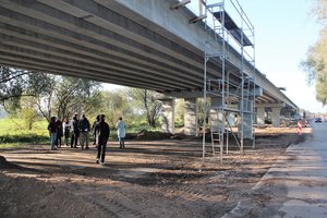 Rusniškiams tereikia iškentėti du potvynius, o paskui riedės į salą nauja estakada