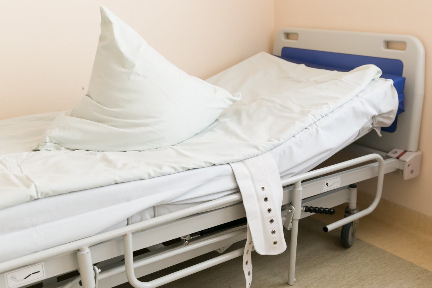 Ūmios psichozės paveikti ligoniai gali būti ir fiksuojami prie lovos specialiais diržais.<br>T.Bauro nuotr.