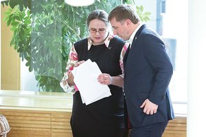 Gavęs kareivių sprigtą vadas Ramūnas Karbauskis užsimojo kuoka