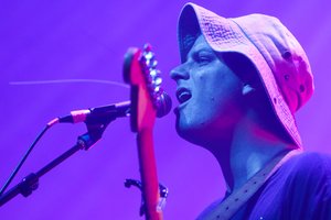 Ryškus scenos keistuolis Macas DeMarco šėlo Vilniuje: koncerte išsišaipė iš „Europos G taško“