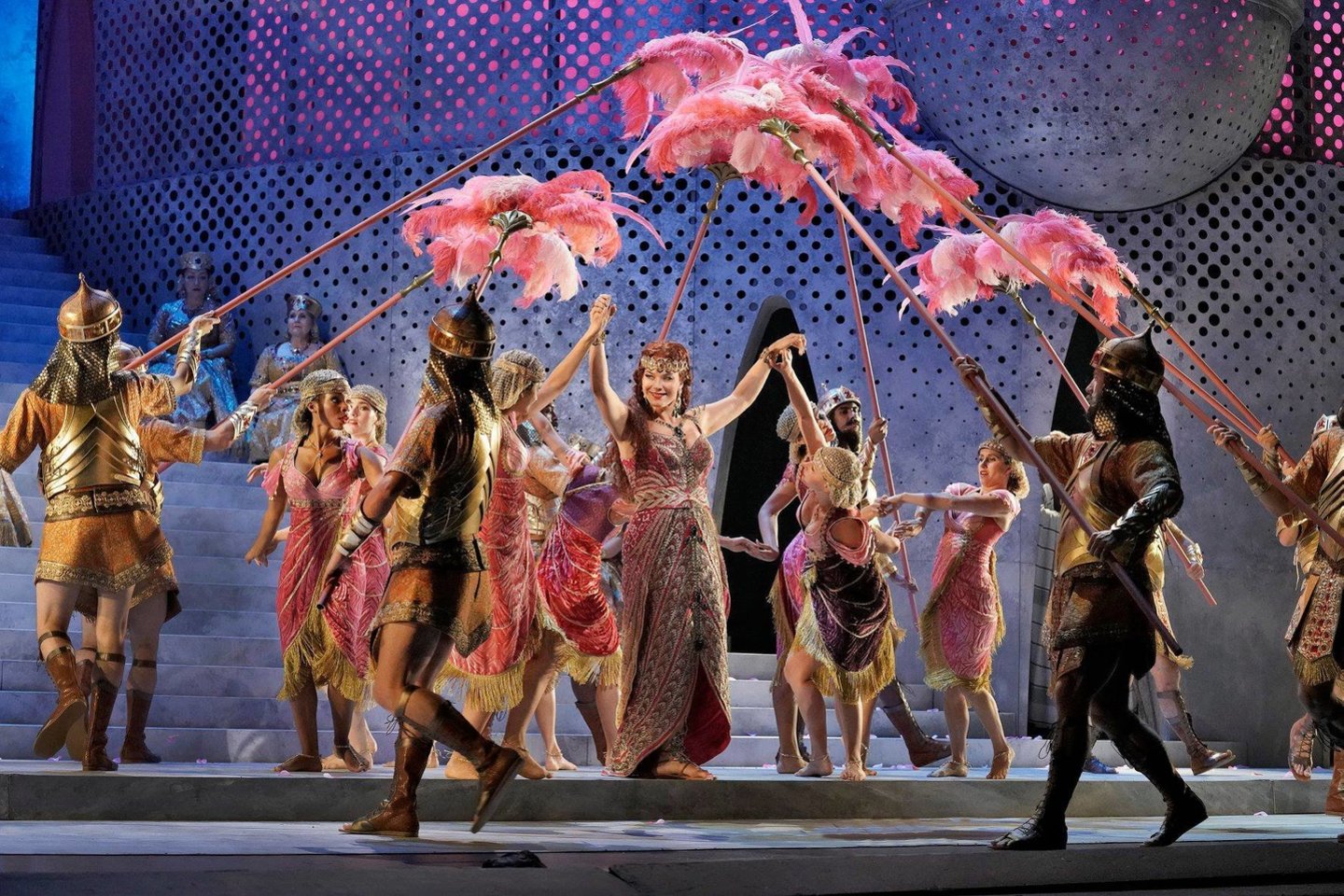  Spektaklis žada efektingą reginį.<br>T.Hovardo („Metropolitan Opera“) nuotr.