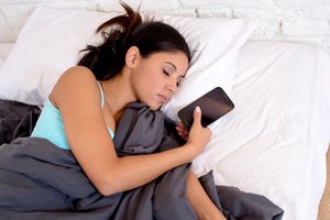 Štai kodėl niekada neturėtumėte miegoti šalia telefono