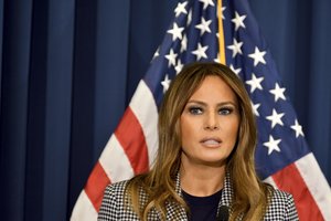 Melania Trump per plauką išvengė mirties: lėktuve kilo gaisras 