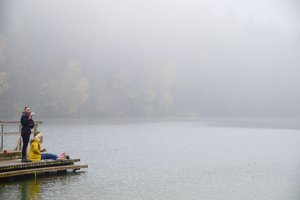 Fotogalerija: Vilniaus pakraštyje – paslaptingas rytas prie rūke paskendusio ežero