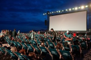 Kino apžvalga: tarp pilkų filmų 