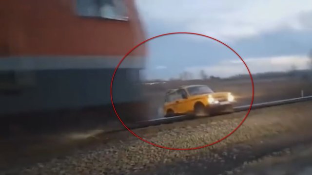 Nufilmavo pavojingą incidentą ant traukinio bėgių – žmonės bėgo tekinomis 