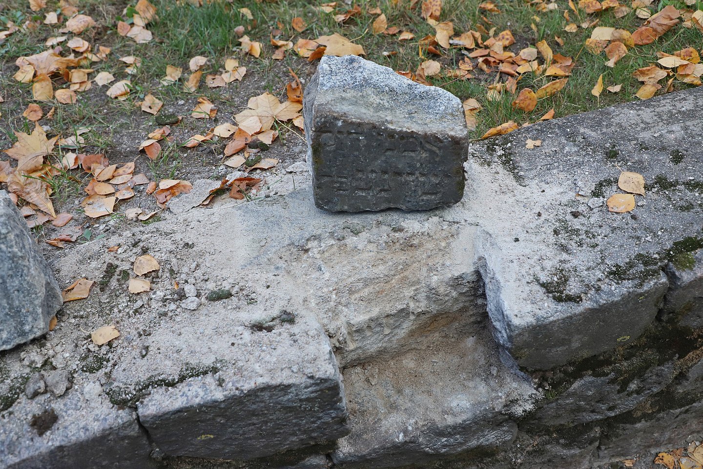 Į amžinojo poilsio vietą  bus sugrąžinti trys paminkliniai akmenys. Vienas išimtas į Aušros tako  laiptų, kuriuose buvo įmontuotas kaip pakopa.<br>V.Lebedžio nuotr.