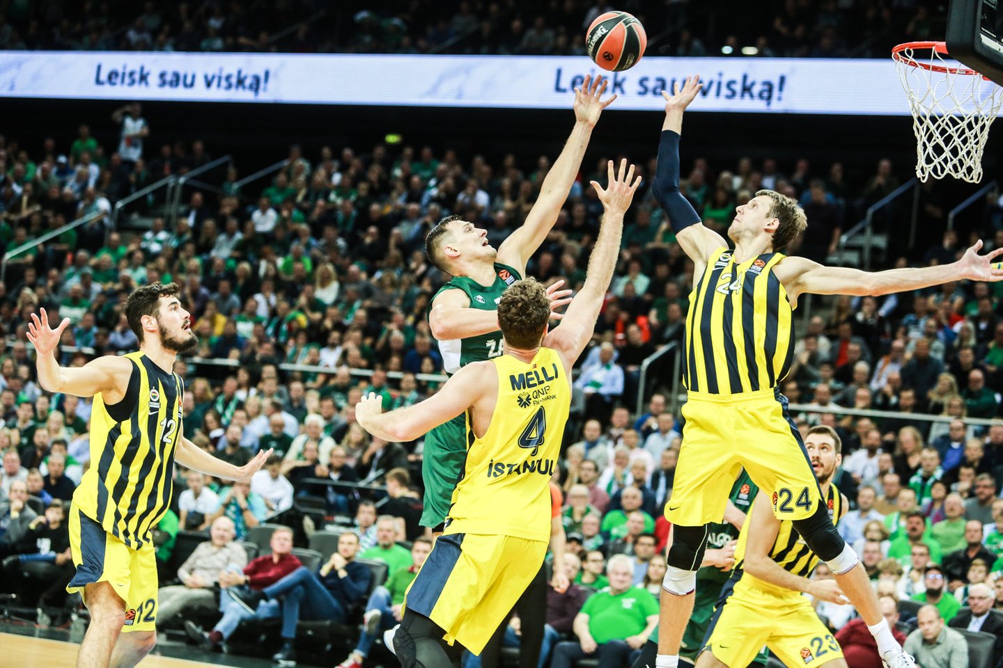 „Žalgirio“ ir „Fenerbahce“ dvikova<br> G.Bitvinsko nuotr.